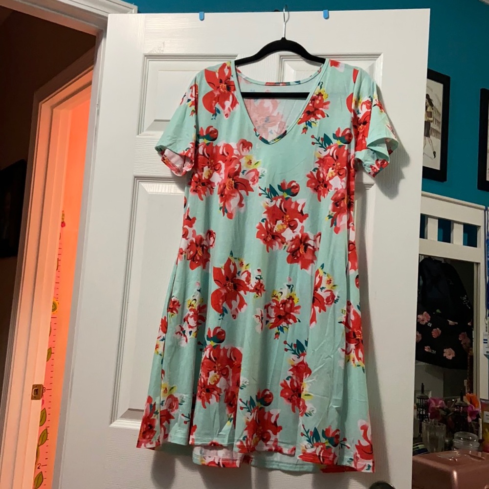 Flowery dress with pockets.